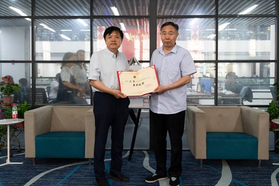 365官网向范强现场颁发聘书